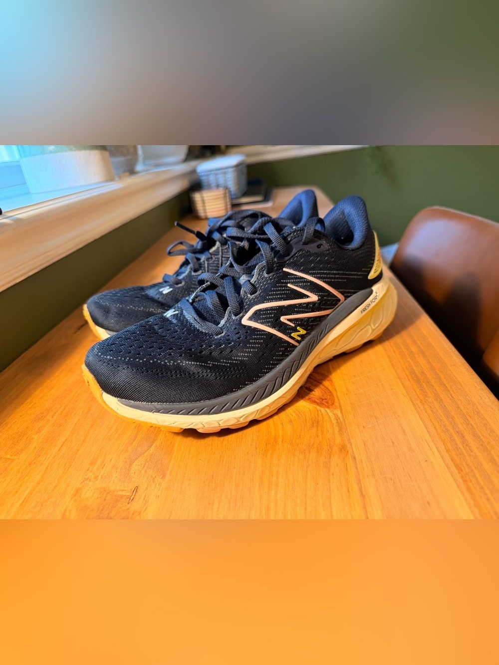 New Balance Woman’s 860 Running Shoes - Picture 2 of 4